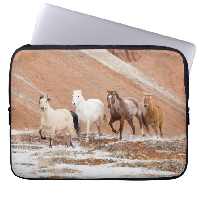 Capa Para Notebook Rancho Hideout com Pequeno Rebanho de Cavalos na N (Frente)
