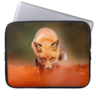 Capa Para Notebook Raposa vermelha correndo em folhas laranja do outo