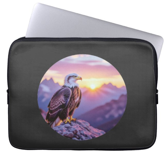 Capa Para Notebook Realistic Eagle on Rock – Majestic Wildlife Scene (Frente)