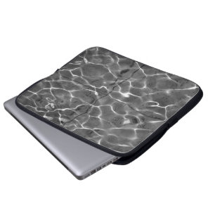 Capa Para Notebook Reflexões Leves Na Água: Preto E Branco