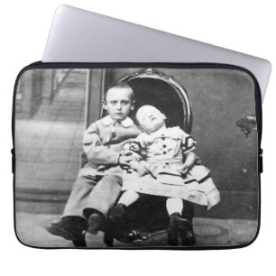 Capa Para Notebook Retrato Assombrador de Irmãos Antigos