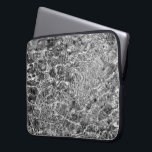 Capa Para Notebook Ripais de Água do Rio<br><div class="desc">A água fluvial corre sobre rochas indiscerníveis criando ondulações caóticas e padrões de luz refletida nesta fotografia a preto e branco. As linhas brancas oblongas e curvantes fluem em torno de rochas obscuras escuras sob a superfície para criar uma foto abstrato-relembrante do mármore. A foto de na moda foi tirada...</div>