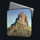 Capa Para Notebook Rock Mountain Summit<br><div class="desc">No cenário do Parque Nacional Capitol Reef em Torrey, Utah, um topo de montanha de rochas que se estende acima de uma camada de nuvens finas até o céu azul. O pico é composto por camadas de vermelho angular, bronzeado e rocha colorida de areia. A cimeira assenta sobre uma base...</div>