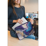 Capa Para Notebook Rosa de mármore roxo personalizado<br><div class="desc">Bolsa de laptop de nome Dourado de Rosa de mármore roxo. Personalize adicionando seu nome.</div>