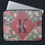 Capa Para Notebook Rosa de Vintage William Morris Laptop Monograma<br><div class="desc">Este simples, mas elegante design apresenta um elegante William Morris inspira um padrão floral numa variedade de rosa, vermelho, blues e cremes empoeirados. Proteja o seu laptop ou tablet com estilo. Adicione um nome para personalizá-lo. Faz um Natal excelente ou um presente Dia de as mães. Criado pela imprensa simplesmente...</div>