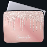 Capa Para Notebook Rosa dourado nome das gotas<br><div class="desc">Uma mala elegante,  feminina e gampa. Rosa de ouro fino e gotejamento de brilho rosa,  pingos de tinta. Cor-de-rosa-chic,  fundo cor de pêssego. Insira seu nome,  escrito com um script de estilo moderno,  escrito à mão. Letras brancas coloridas.</div>