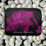 Capa Para Notebook Rosa personalizada Bolsa de laptop roxa<br><div class="desc">Elevem seu estilo tecnológico com um toque de elegância dramática. Este laptop personalizado apresenta um rosa roxo espantoso sobre um fundo preto. Perfeito para aqueles que querem proteger seu laptop enquanto fazer uma declaração ousada.</div>