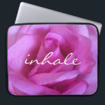 Capa Para Notebook Rosa Rosa Rosa Púrpura Foto Inalar Citação Negrito<br><div class="desc">Uma foto de perto de uma rosa roxa-rosa-púrpura vibrante faz você querer "parar e cheirar as flores". Relaxe e inale a beleza desta fotografia sempre que você usa esta impressionante bolsa de laptop neoprena fotográfica. Esta bolsa de laptop tem três tamanhos: 15", 13" e 10". Faz um presente de excelente...</div>