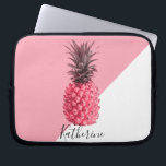 Capa Para Notebook Rosa tropical e abacaxi branco, de cor branca<br><div class="desc">design de abacaxi rosa na moda.</div>