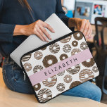 Capa Para Notebook Rosquinhas de chocolate, Rosquinhas de caramelo, g<br><div class="desc">Um padrão bonito,  divertido e adorável com rosquinhas de chocolate e caramelo. Presente moderno e moderno,  perfeito para o amante da rosquinha em sua vida. Personalize adicionando o seu nome,  apelido,  monograma ou iniciais.</div>