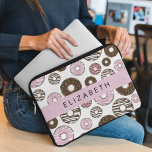 Capa Para Notebook Rosquinhas Rosa, Rosquinhas Marrons, Espelhos, Seu<br><div class="desc">Padrão bonito,  divertido e adorável com rosquinhas cor-de-rosa e castanho. Presente moderno e moderno,  perfeito para o amante da rosquinha em sua vida. Personalize adicionando o seu nome,  apelido,  monograma ou iniciais.</div>