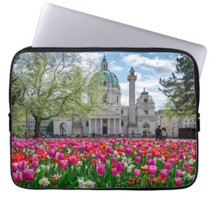 Capa Para Notebook Rua. Charles Church em primavera em Viena, Áustria