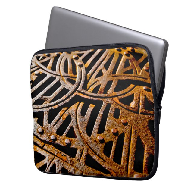 Capa Para Notebook Rusty Grate (Frente Esquerda)
