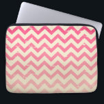 Capa Para Notebook Saco cor-de-rosa rachado dos eletrônicos do<br><div class="desc">Um saco dos eletrônicos que caracteriza um design cor-de-rosa rachado do ziguezague do ombre.</div>