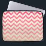 Capa Para Notebook Saco cor-de-rosa rachado dos eletrônicos do<br><div class="desc">Um saco dos eletrônicos que caracteriza um design cor-de-rosa rachado do ziguezague do ombre.</div>