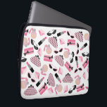 Capa Para Notebook Saco dos eletrônicos do batom dos óculos de sol da<br><div class="desc">Os eletrônicos ensacam a caracterização de um design que consiste em óculos de sol retros cor-de-rosa e pretos do olho de gato, em bolsas da mudança do rosa com bolinhas cinzentas, em bolsas cor-de-rosa da embreagem com arco preto, em batons cor-de-rosa, em pedras preciosas cor-de-rosa, e em garrafa do perfume...</div>