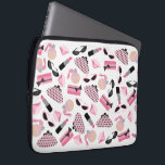 Capa Para Notebook Saco dos eletrônicos do batom dos óculos de sol da<br><div class="desc">Os eletrônicos ensacam a caracterização de um design que consiste em óculos de sol retros cor-de-rosa e pretos do olho de gato, em bolsas da mudança do rosa com bolinhas cinzentas, em bolsas cor-de-rosa da embreagem com arco preto, em batons cor-de-rosa, em pedras preciosas cor-de-rosa, e em garrafa do perfume...</div>