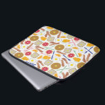 Capa Para Notebook Saco dos eletrônicos dos alimentos de pequeno<br><div class="desc">Os eletrônicos ensacam a caracterização de um teste padrão temático da comida de pequeno almoço.  O design consiste em waffles,  em brinde,  em toranja,  em laranja,  em sumo de laranja,  em forquilhas,  em facas,  em bacon,  e em ovos.</div>