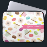 Capa Para Notebook Saco personalizado temático dos eletrônicos da<br><div class="desc">Os eletrônicos ensacam a caracterização de ilustrações de flores francesas cor-de-rosa da anêmona,  de teacups,  de macarons franceses,  e de "bonjour!" Personalize com seu nome na parte dianteira.</div>