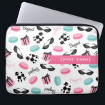 Capa Para Notebook Saco personalizado temático francês dos<br><div class="desc">Os eletrônicos ensacam a caracterização de ilustrações de caniches pretas,  de óculos de sol retros do olho de gato,  de caixas de presente,  de macarons franceses,  e de "bonjour!" Personalize com seu nome na parte dianteira.</div>