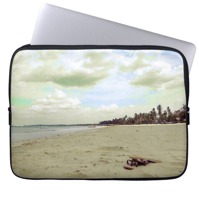 Capa Para Notebook Sandálias em praia tropical (Frente)