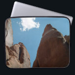 Capa Para Notebook Sandstone Fins Close-Up<br><div class="desc">Em Arches National Park perto de Moab, Utah, os topos de um casal de barbatanas impressionantes de arenito criam uma borda balançada ao céu azul acima. O sol atinge as barbatanas à esquerda, deixando-as à direita na sombra. Enquadrada pelo V principal criado pelas formações do Entrada Sandstone, uma nuvem de...</div>