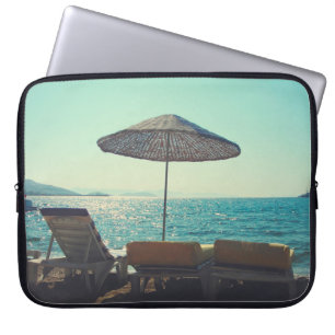 Capa Para Notebook Sandy Beach numa tarde ensolarada, com parasóis a