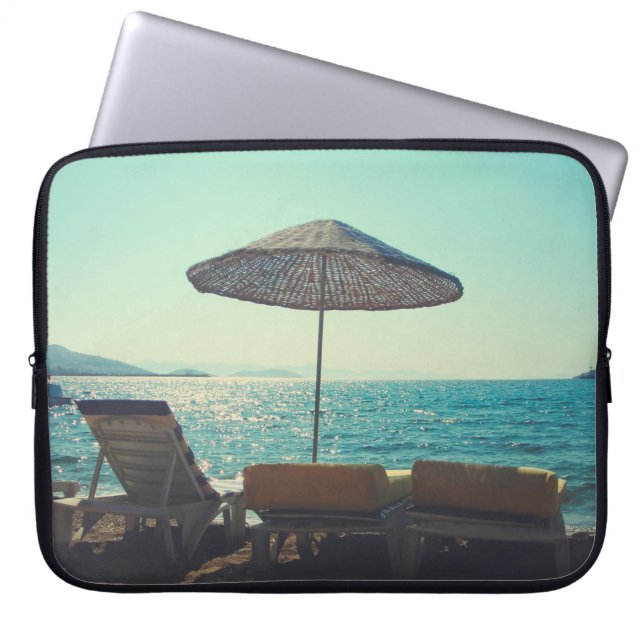 Capa Para Notebook Sandy Beach numa tarde ensolarada, com parasóis a (Frente)