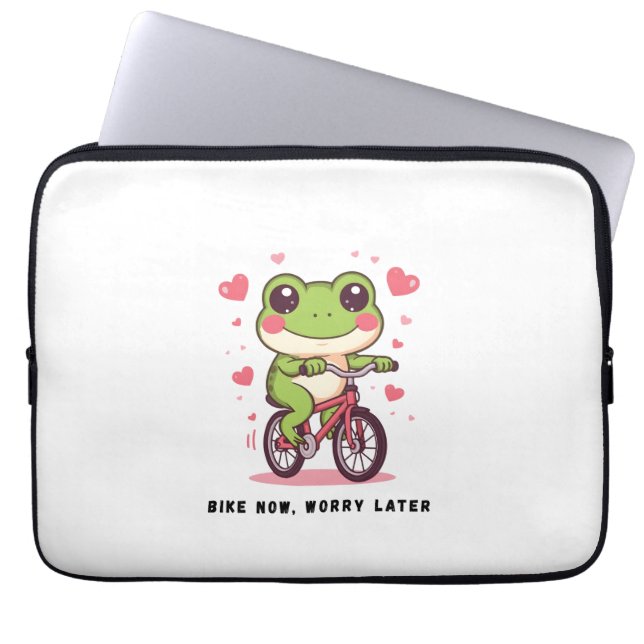 Capa Para Notebook Sapo Fofo Andando de Bicicleta | Presente Divertid (Frente)