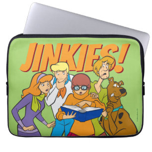Capa Para Notebook Scooby-Doo e o grupo investigam o livro
