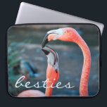 Capa Para Notebook Script de Besties Fotográficas de Amigos de Aves F<br><div class="desc">Quem disse que flamingos não podem se divertir com seu amigo favorito? Sorria sempre que você usa esta bolsa de laptop neoprene, maravilhosa e colorida, de fotografia de dois flamingos cor-de-rosa brincando. Esta bolsa de laptop tem três tamanhos: 15", 13" e 10". Faz um presente de excelente para o seu...</div>