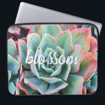 Capa Para Notebook Script de Flor de Fotografia Suculenta do Cactus V<br><div class="desc">Os cactos prosperam nas condições mais duras do deserto. Aproveite a força desta linda bolsa de laptop verde-menta, verde-menta, florescente, sempre que você usa esta única e única fotografia neoprene. Esta capa vem em três tamanhos: 15", 13" e 10". Faz um presente de excelente para alguém especial! Você pode personalizar...</div>