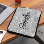 Capa Para Notebook Script de Pincel Preto com Brilho de Prata<br><div class="desc">Crie sua própria cintilação de cinza prateada de luxo de fax com nome ou monograma. Personalize o estilo e o tamanho da caligrafia do script de pincel preto. Mover,  duplicar ou eliminar o gráfico de faísca faux.</div>
