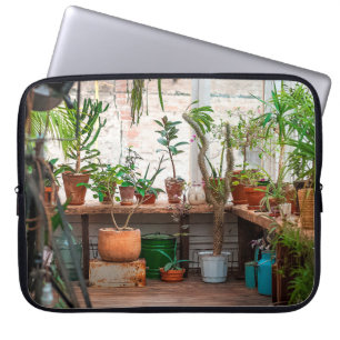 Capa Para Notebook Selva urbana. Jardim com plantas, flores.
