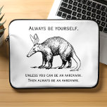 Capa Para Notebook Sempre Engraçado Ser Você Mesmo ou Ser um Aardvark<br><div class="desc">Sempre seja você mesmo. A não ser que possa ser um aardvark. Então seja sempre um aardvark." Estas palavras de sabedoria são acompanhadas por uma ilustração a preto e branco de um aardvark.</div>