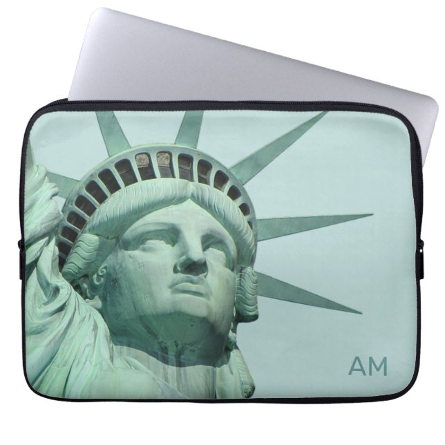 Capa Para Notebook Senhora Liberdade e Monograma em Azul Claro (Frente)