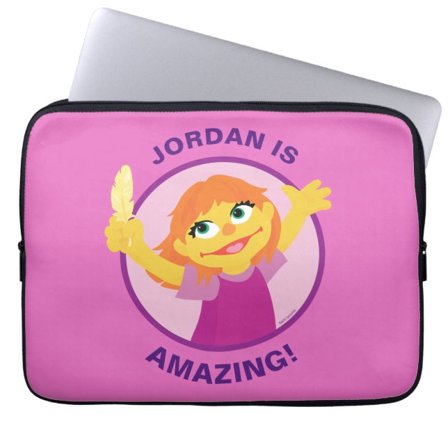Capa Para Notebook Sesame Street | Julia Segurando uma Pena (Frente)