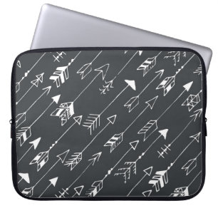 Capa Para Notebook Setas na Escuridão: padrão desenhado à mão