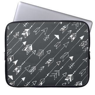 Capa Para Notebook Setas na Escuridão: padrão desenhado à mão