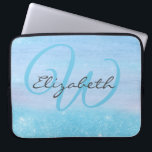 Capa Para Notebook Shimmer De Brilho Mole De Ombre Azul Girado Monogr<br><div class="desc">Bolsa de laptop feminina que você pode personalizar com seu monograma. Adicione seu nome inicial e seu nome na tipografia elegante de cinza azul e escura aqua a este pano de fundo chic e modesto ombre. O ombre é uma mistura de grãos de madeira e poeira brilhante do shimmer em...</div>