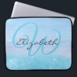 Capa Para Notebook Shimmer De Brilho Mole De Ombre Azul Girado Monogr<br><div class="desc">Bolsa de laptop feminina que você pode personalizar com seu monograma. Adicione seu nome inicial e seu nome na tipografia elegante de cinza azul e escura aqua a este pano de fundo chic e modesto ombre. O ombre é uma mistura de grãos de madeira e poeira brilhante do shimmer em...</div>