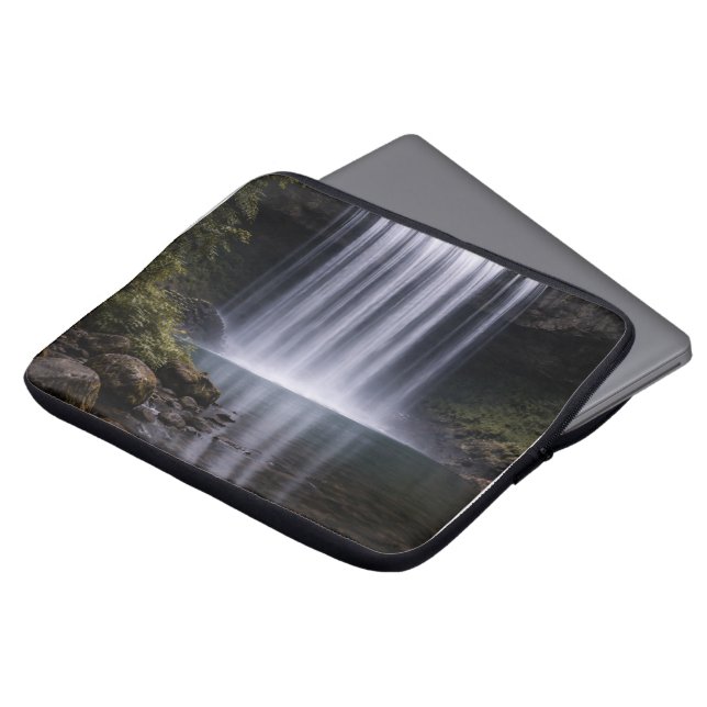 Capa Para Notebook Silent Forest Waterfall – Calm Nature Landscape (Frente Topo)