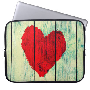 Capa Para Notebook Símbolo de amor na velha parede de madeira