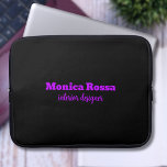 Capa Para Notebook Simples profissional Negra Roxo-Roxo Moderno<br><div class="desc">Fundo Mínimo de Cor Soli Preta Limpo e bolsa de laptop moderna de fontes Neon Purple. Personalize para seu uso personalizado. Clique no botão "Personalizar" para alterar a cor de fundo, os estilos de fonte e a cor da fonte. Design clássico | Produto Elegante | Cores de tendências | Na...</div>