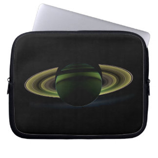 Capa Para Notebook Sol brilhando atrás do planeta Saturno lançando um