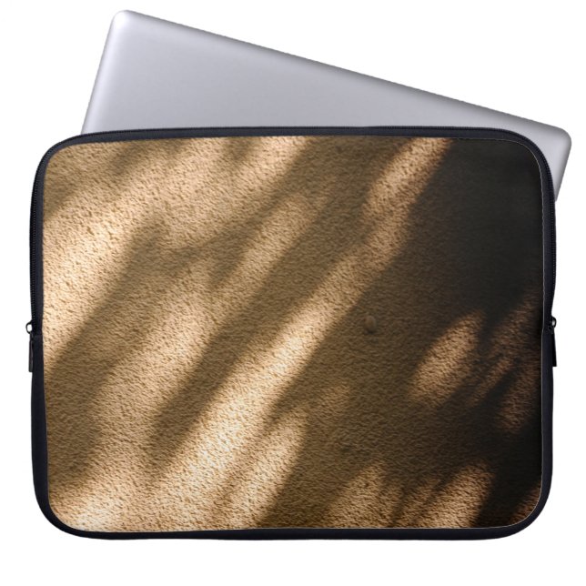 Capa Para Notebook Sombra no chão marrom tapeado (Frente)