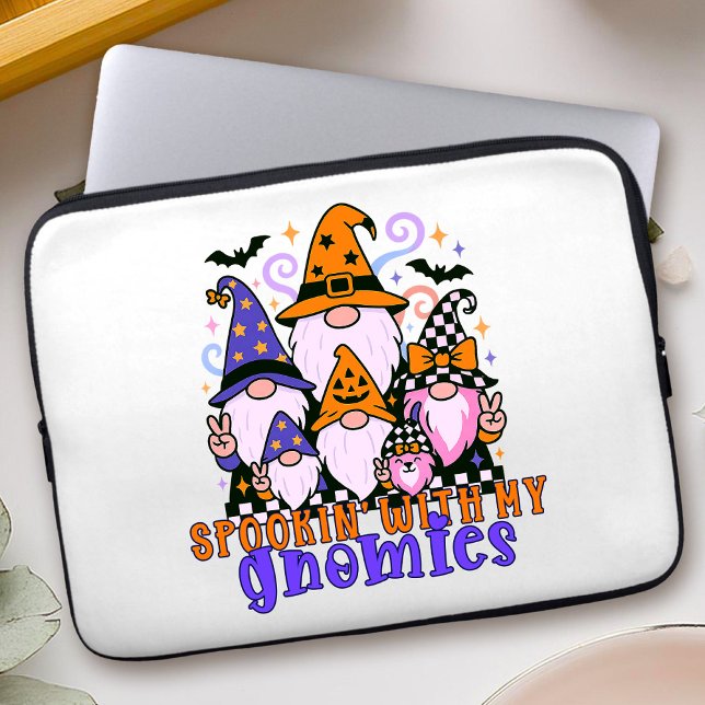 Capa Para Notebook "Spookin" Com Meus Gnomos: Amigos do Dia das Bruxa (Get festive with spookin' with my gnomies — a Halloween friends design full of humor and charm.)