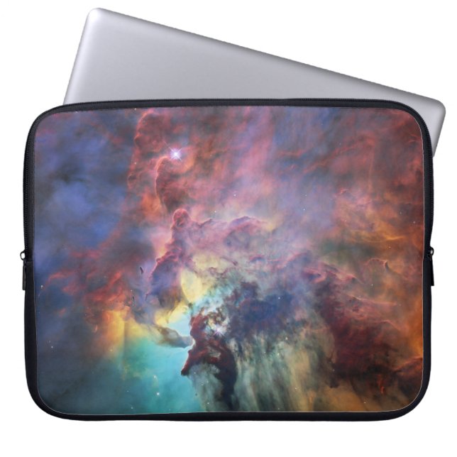 Capa Para Notebook Stormy Seas of Lagoon Nebula em Sagitário (Frente)