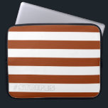 Capa Para Notebook STRIPES Castanho em qualquer Cor<br><div class="desc">Listras horizontais contra o branco,  que podem ser recoloridas. Brincar com cores de fundo para criar novos efeitos!</div>