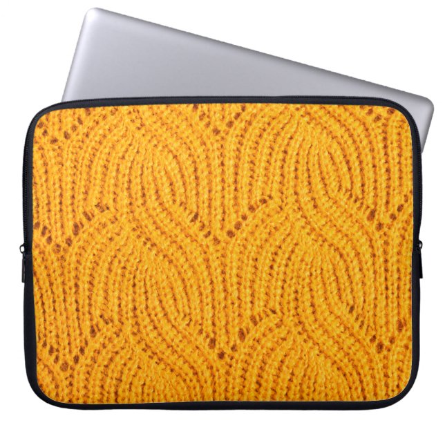 Capa Para Notebook Suéter de malha laranja, fundo texturizado. (Frente)